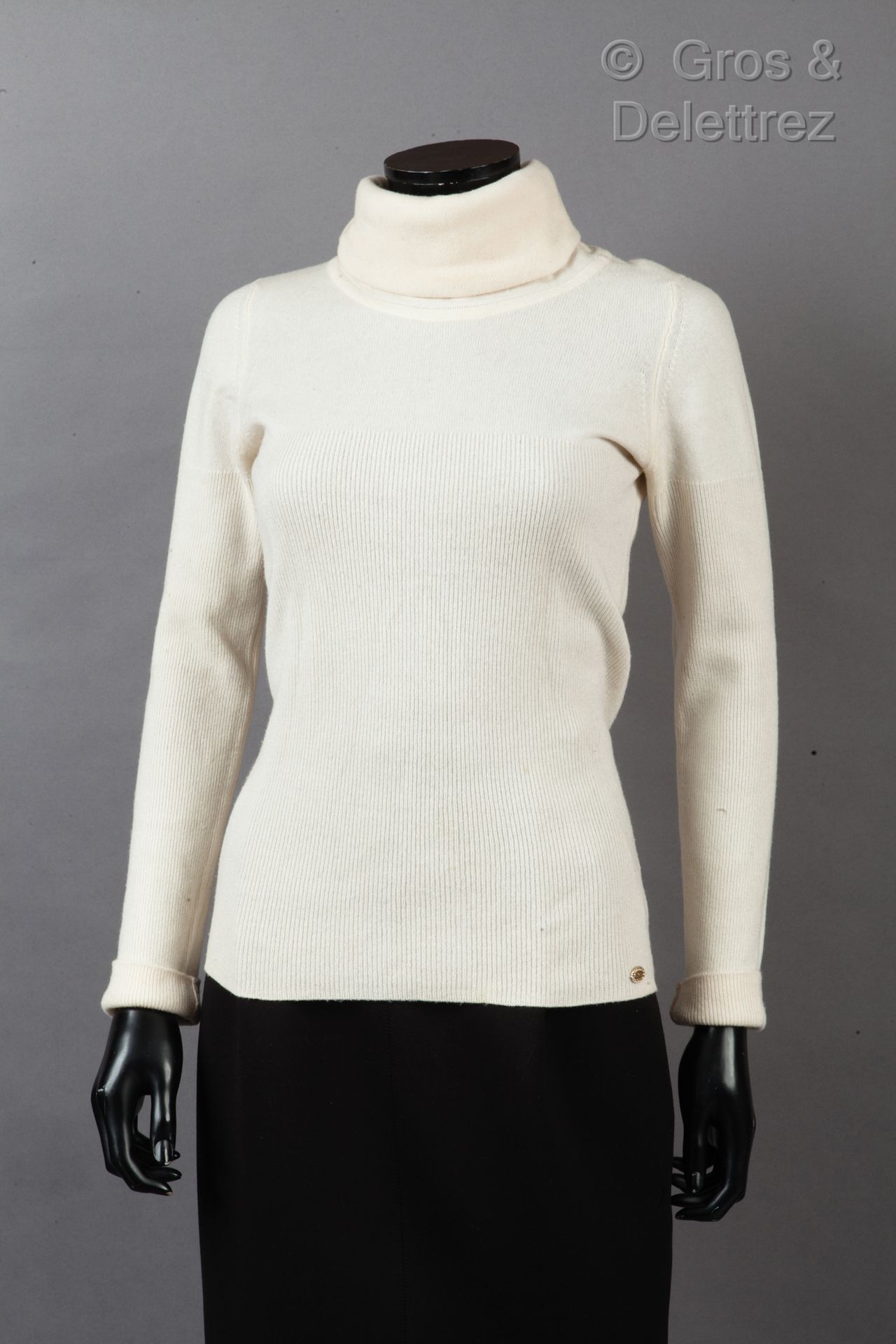 CHANEL par Karl LAGERFELD 2005-2006年秋冬高级成衣系列

100%羊绒毛衣，烟囱领，长袖。白色标签，黑色图案。T.40.(污点&hellip;