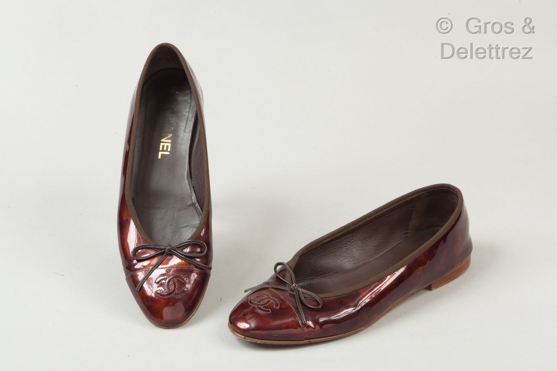 CHANEL 一双火红的漆皮芭蕾舞鞋，饰以彩色罗缎，圆头缝有品牌标志，系带鞋面，皮鞋底。T.39.状况良好（磨损、有痕迹）。