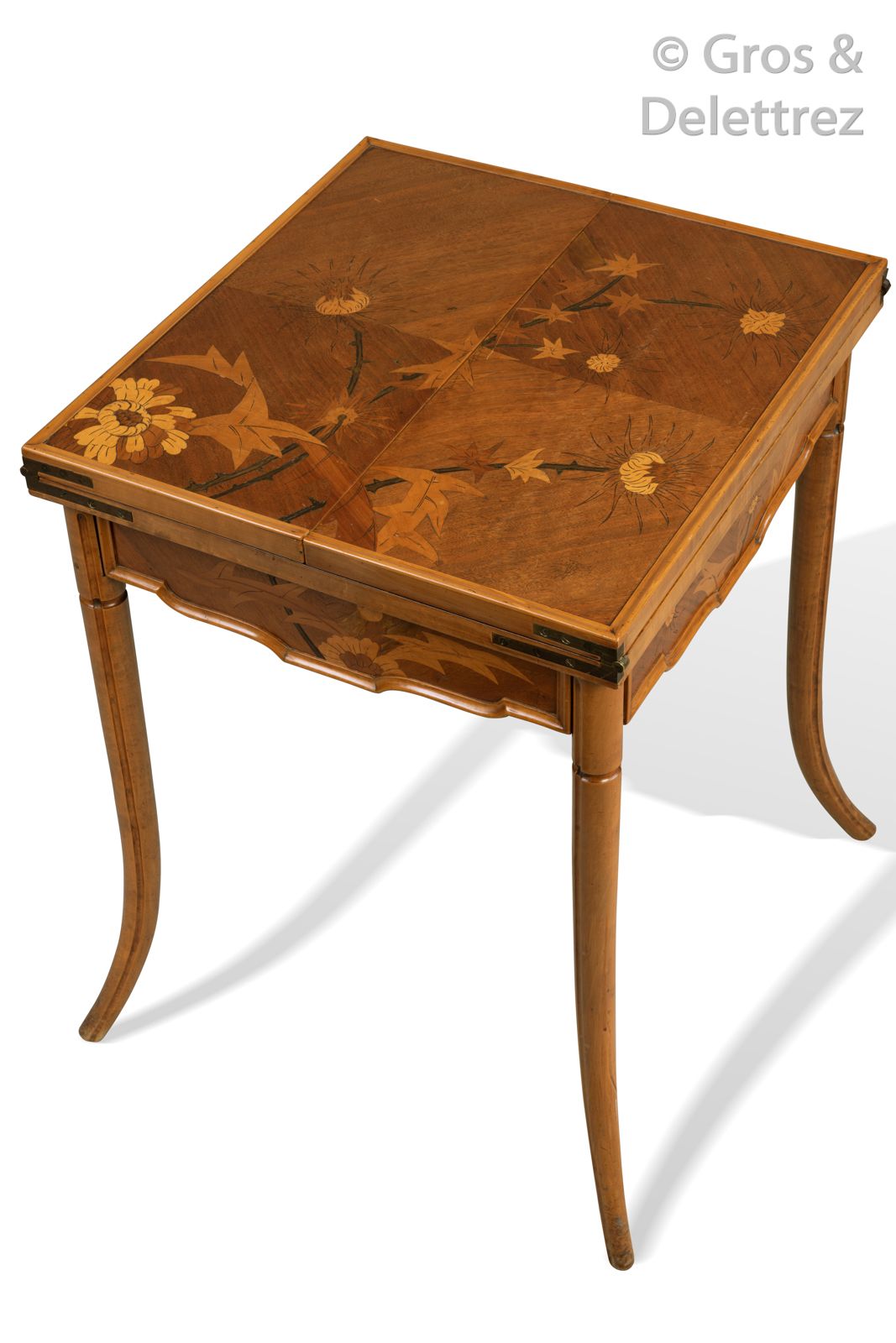 Émile GALLÉ (1846-1904) 一张游戏桌，有一个方形模制的顶部，装饰有镶嵌的花卉图案，旋转的铰链显示出镶嵌的人物和卡片属性。

它在腰部打开了&hellip;