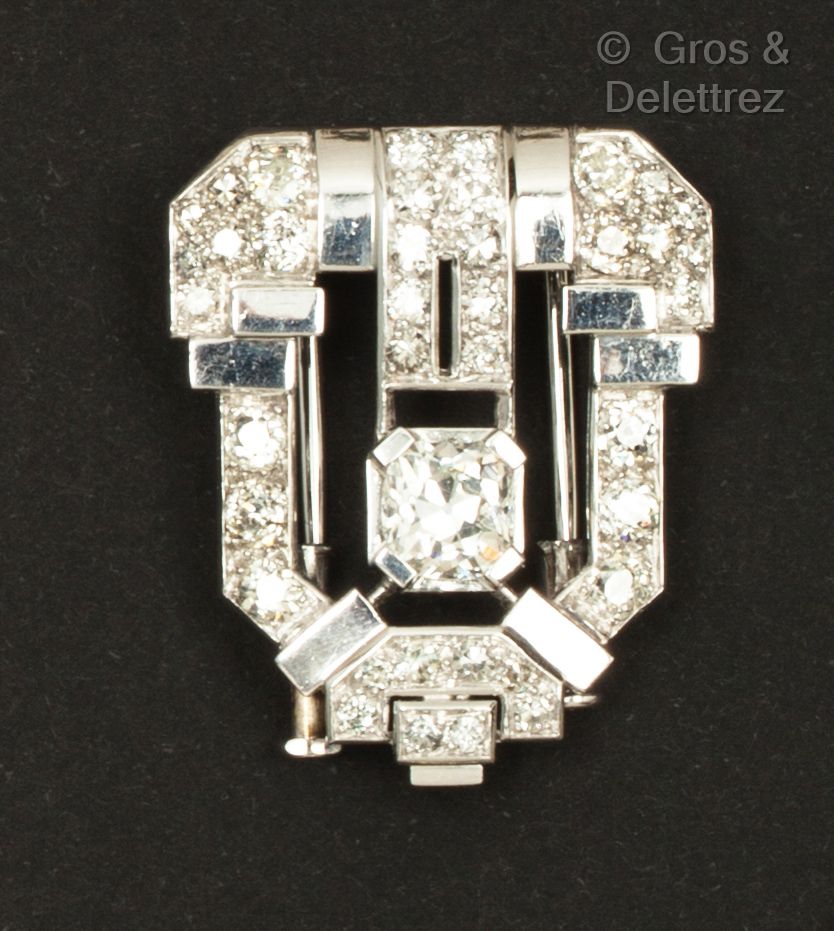 Null Clip de revers géométrique en or gris et platine, orné d’un diamant coussin&hellip;
