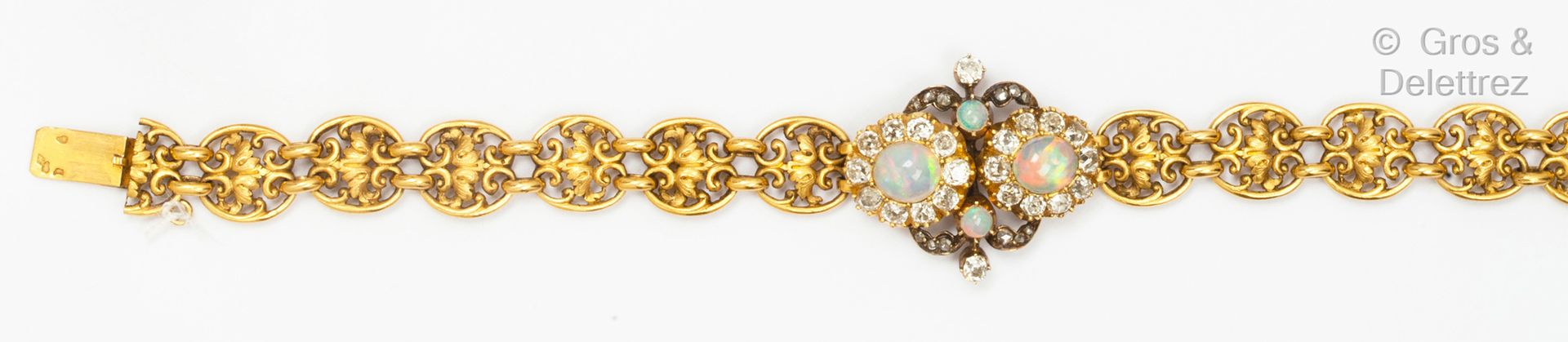 Null 黄金和镀金手镯，由带卷轴和刺桐叶的镂空链节组成，以镶嵌凸圆形蛋白石和玫瑰式切割钻石的图案为重点。19世纪的作品。长度：18厘米。毛重：26.6克。装在&hellip;