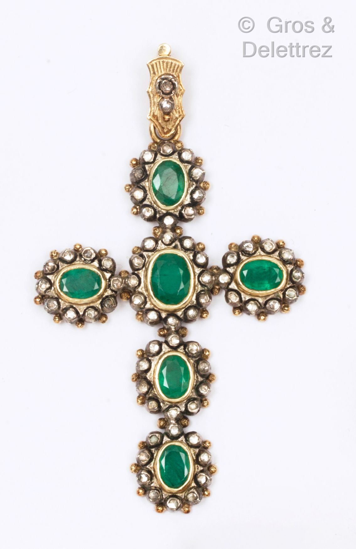 Null 重要的黄金和银制 "十字架"，镶嵌着祖母绿，周围有玫瑰式切割钻石。圈子上镶嵌着钻石。长度：6.3厘米。毛重：24.1克。