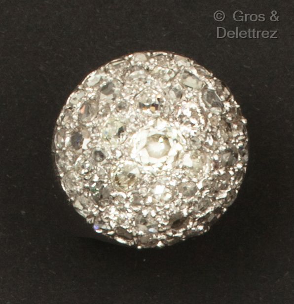 Null 铂金 "Boule "戒指，由一个完全镶嵌老式切割和玫瑰切割钻石的圆顶组成。手指大小：54。毛重：6.8克。