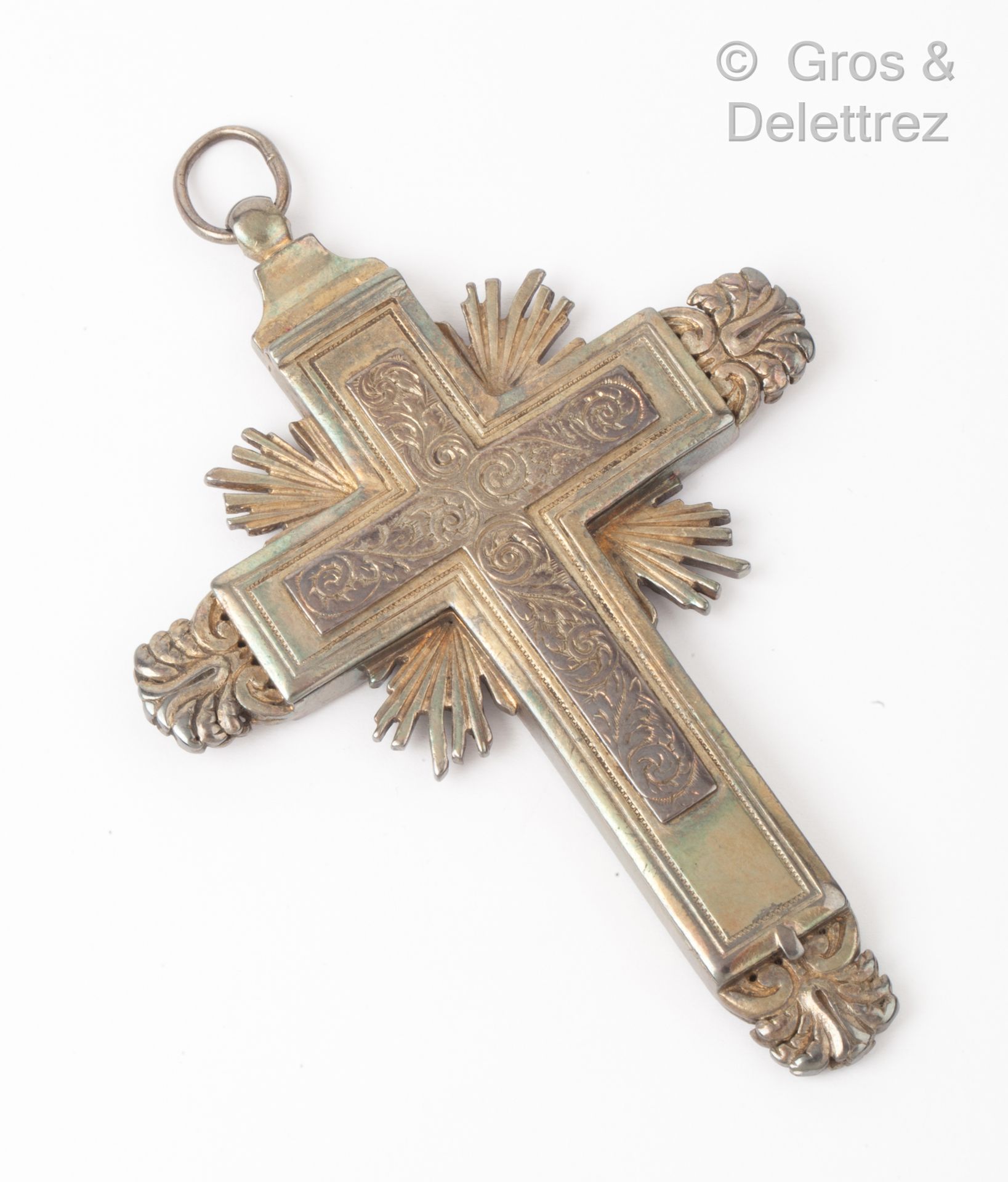 Null Important silver reliquary cross, decorated with a radiant motif centered o&hellip;