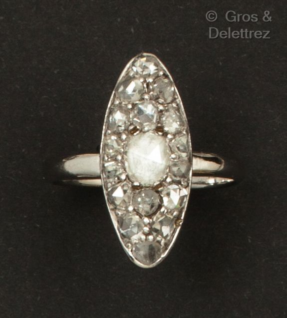 Null 白金 "榄尖形 "戒指，全部镶有玫瑰式切割钻石，中间那颗是最重要的。手指大小：52。毛重：2.8克。