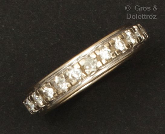 Null 白金结婚戒指，全部镶有明亮式切割钻石。手指大小：55。毛重：3.9克。