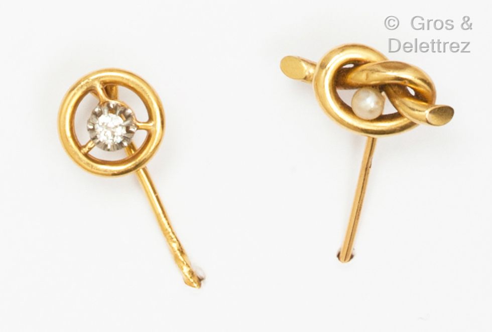 Null 一套两个黄金领带夹，一个有一个珍珠镶嵌的结，另一个有一个以明亮型切割钻石为中心的圆形图案。毛重：3.9克。