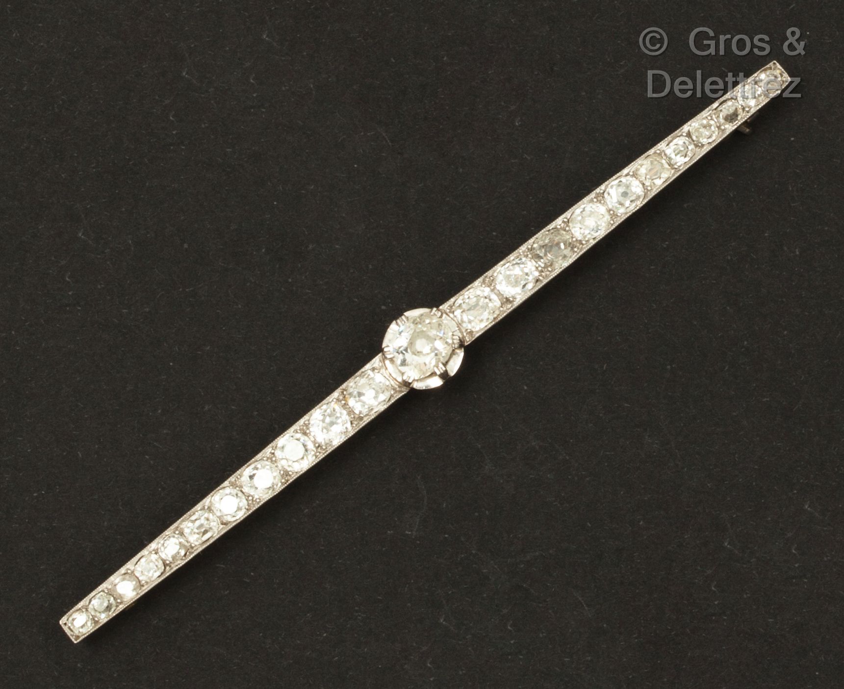 Null 黄金和铂金 "Barette "胸针，全部镶嵌老式切割钻石，较大的枕形钻石位于中央。有编号。长度：8.5厘米。毛重：7.2克。