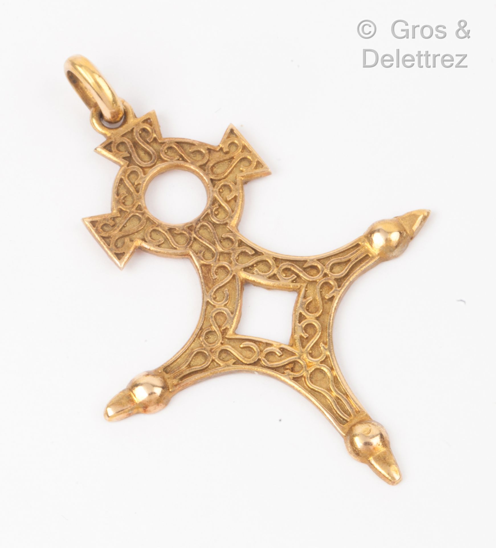 Null Colgante de oro amarillo "Cruz Tuareg" con diseño de entrelazamiento perseg&hellip;