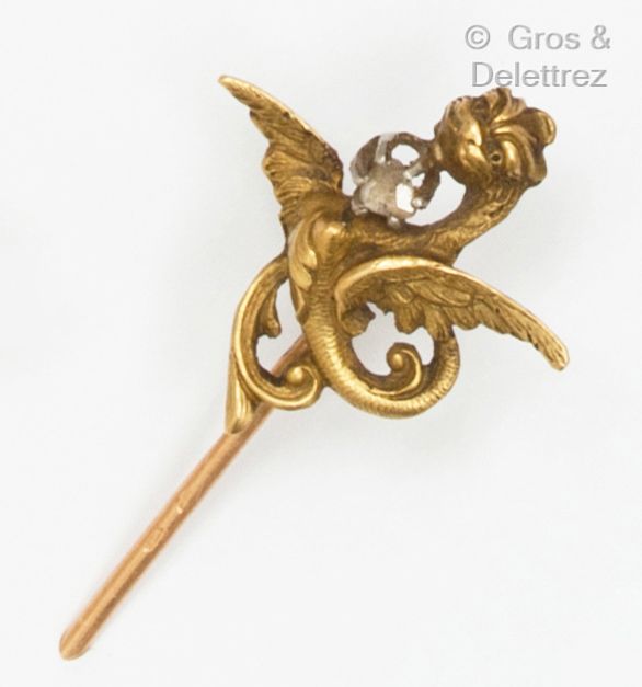 Null Yellow gold tie pin with a chased chimera holding a rose-cut diamond. Gross&hellip;