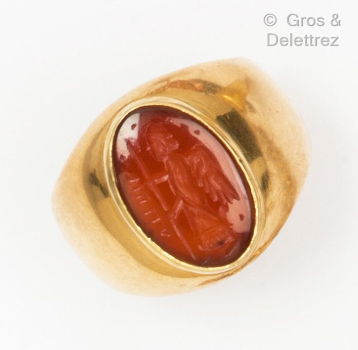 Null Ring aus Gelbgold, besetzt mit einer Karneol-Intarsie, in die ein Engel mit&hellip;