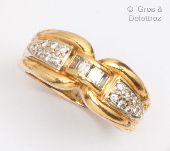 Null Gelbgoldring, bestehend aus zwei mit Brillanten besetzten Godrons, die von &hellip;