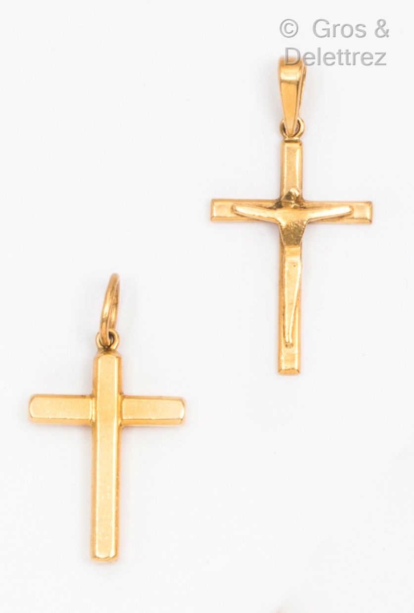 Null 一套两个黄金 "十字架 "吊坠，一个有基督。长度：3和2.6厘米。D. 5,7g。