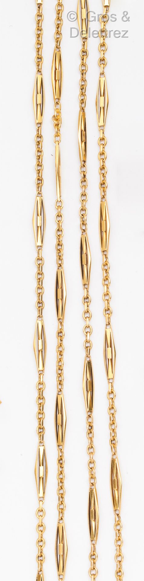 Null Collar largo de oro amarillo, formado por eslabones calados con motivos geo&hellip;