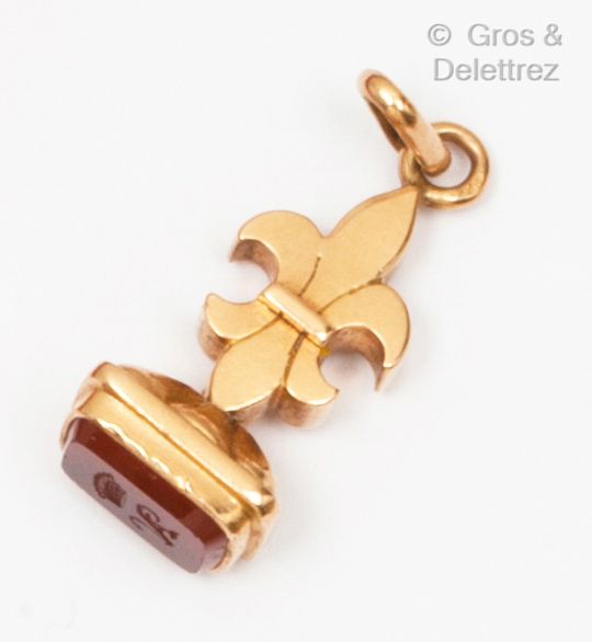 Null A yellow gold "Cachet" pendant with a fleur-de-lis and a carnelian intaglio&hellip;