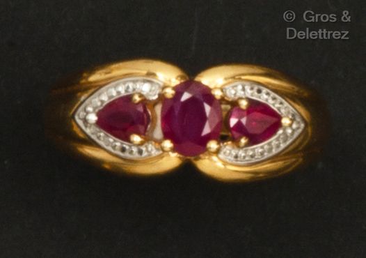 Null A yellow gold "Jonc" ring set with oval and pear-shaped rubies in a white g&hellip;
