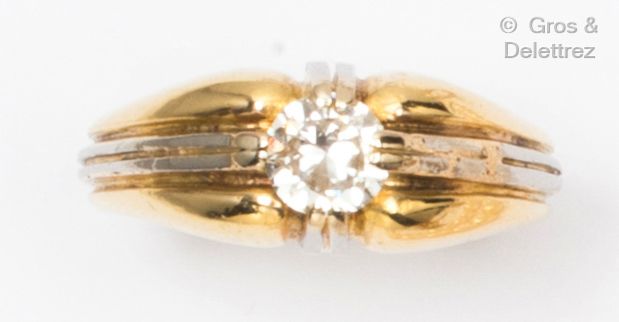 Null 黄白金戒指，镶嵌着一颗明亮式切割钻石。

钻石的重量：0.50克拉。

手指大小：60。毛重：9.6克。
