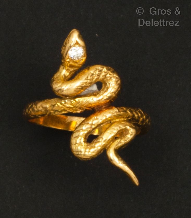 Null 黄金 "蛇 "戒指，头部镶嵌一颗明亮式切割钻石。手指大小：60。毛重：7.1克。
