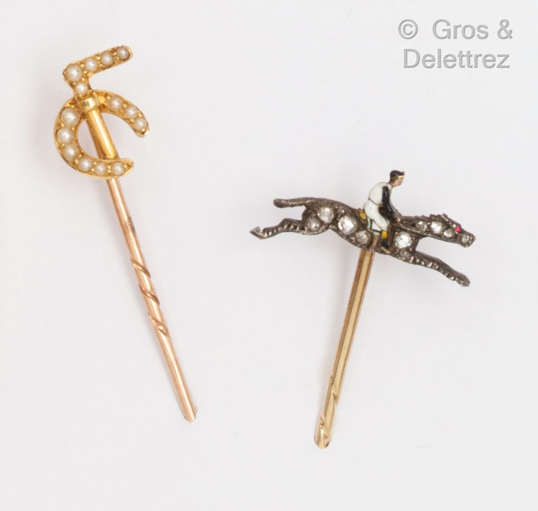 Null 由两件黄金 "马术 "领带夹组成，其中一件饰有棒槌和镶嵌珍珠的马蹄铁，另一件饰有部分上釉并镶嵌玫瑰切割钻石的骑手。毛重：3.4克。