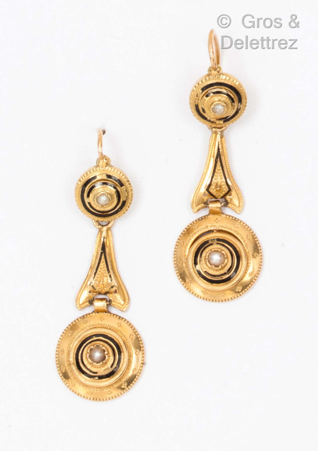 Null 一对耳环，圆形图案由卷轴连接，由黄金錾刻，部分涂有黑色珐琅（事故），并以珍珠为底。天鹅颈扣。长度：4厘米。毛重：4.4克。