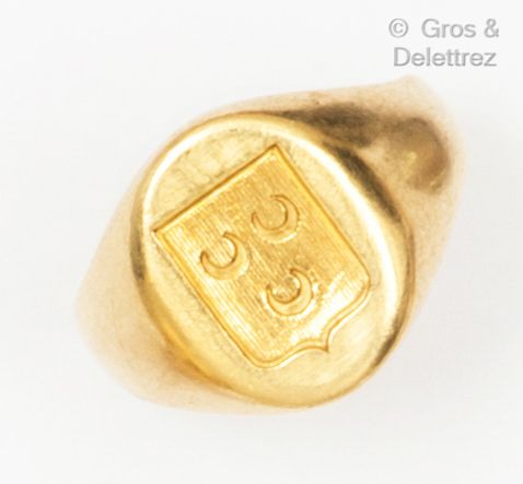 Null Yellow gold "Chevalière" ring, engraved with a coat of arms representing th&hellip;