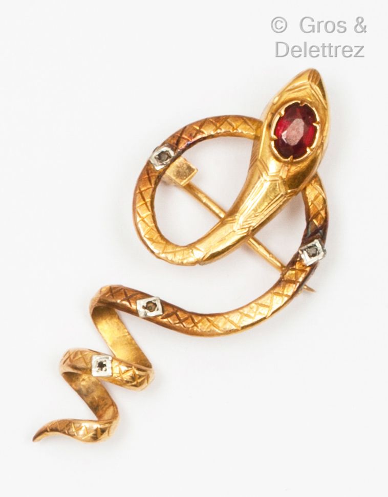 Null 黄金 "蛇 "形胸针，头部镶嵌石榴石，主体镶嵌玫瑰切割钻石。长度：4 x 1.8厘米。毛重：4.4克