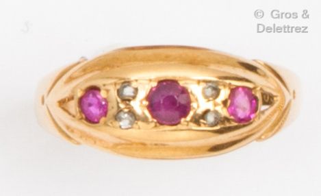 Null Ring aus Gelbgold (9K), besetzt mit Rubinen und Diamanten im Rosenschliff. &hellip;