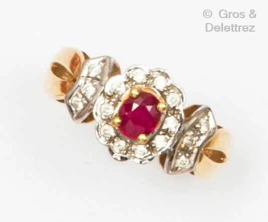 Null Ring aus Gelbgold mit einem Rubin in einer Blumenfassung mit Diamanten im B&hellip;