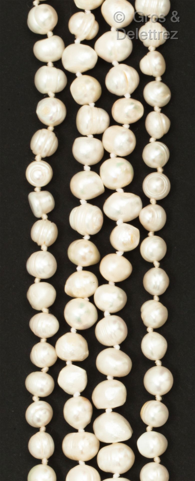 Null 重要的项链 "Collerette"，由四排巴洛克式的珍珠组成。扣子是银色的。长度：57厘米。毛重：228.1克。
