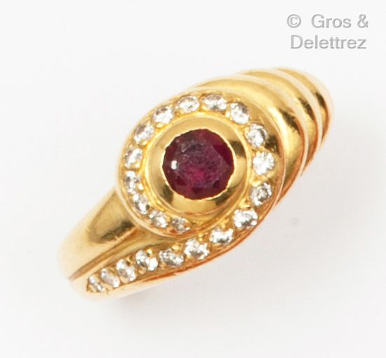 Null A yellow gold ring set with a ruby in a scroll-shaped setting of brilliant-&hellip;