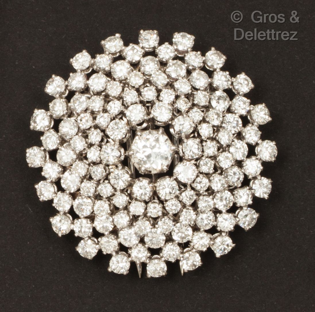 Null A white gold and platinum brooch, entirely set with brilliant-cut diamonds,&hellip;