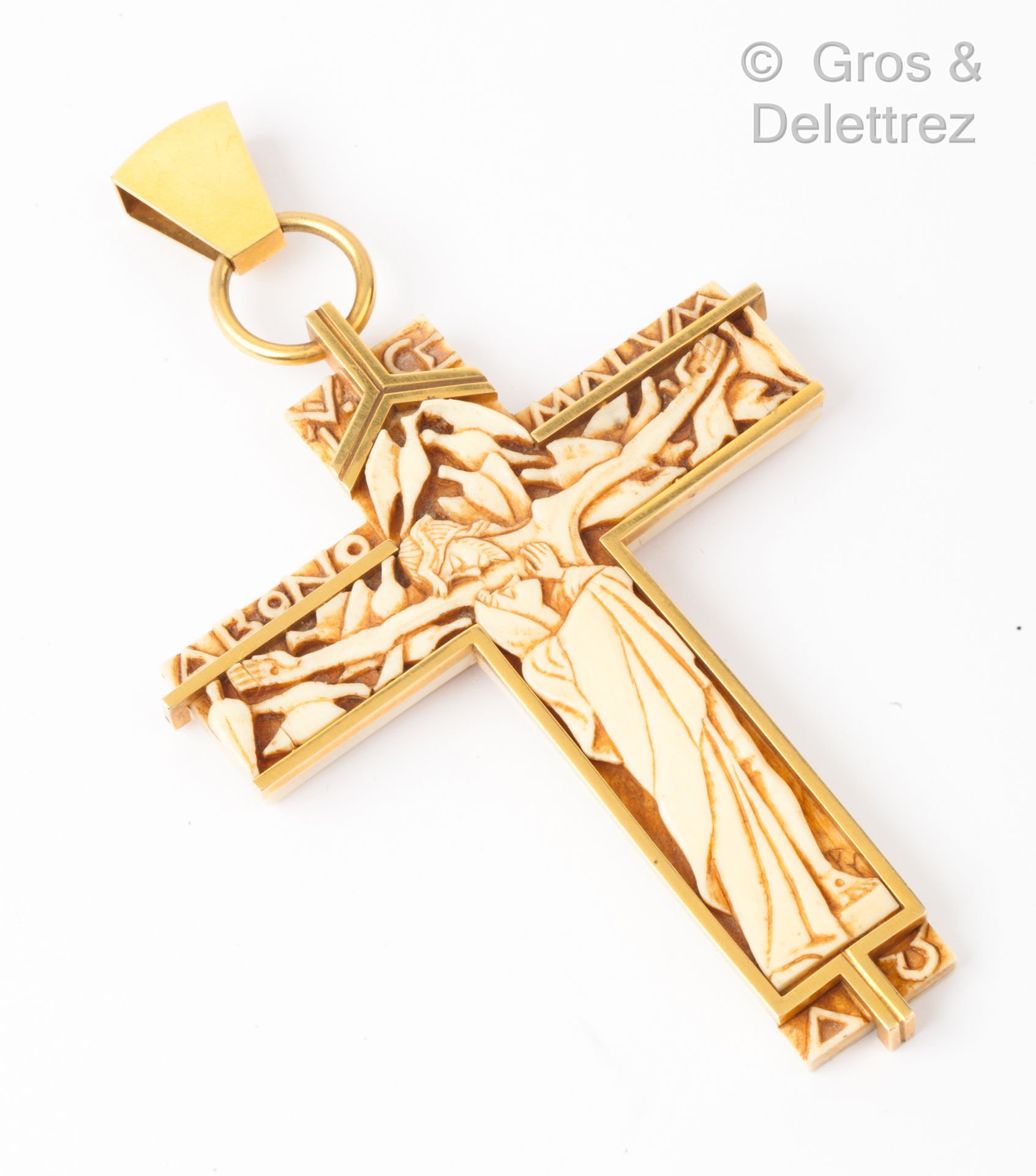 Null 一个重要的黄金圣物十字架，上面有一个雕刻的骨质基督在十字架上。尺寸：14 x 8厘米。毛重：69.2克。在其案件中。