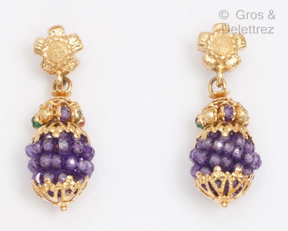 Null Paire de pendants d’oreilles « Grappe » en or jaune, ornée de perles de roc&hellip;