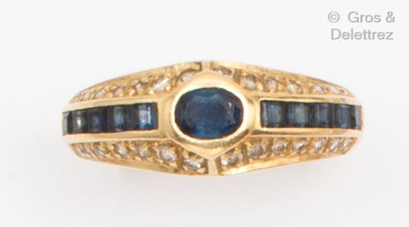 Null 黄金 "Jonc "戒指，镶嵌着一颗椭圆形的蓝宝石，周围是校准的蓝宝石和密镶的明亮式切割钻石。手指大小：55。毛重：3.5克。