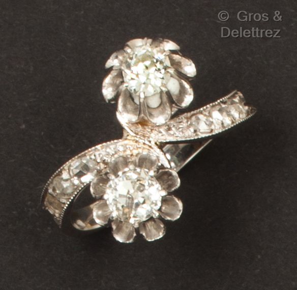 Null 
白金和铂金 "Toi et Moi "戒指，镶有两颗老式切割钻石，周围是玫瑰切割钻石。手指大小：56。毛重：5.2克。