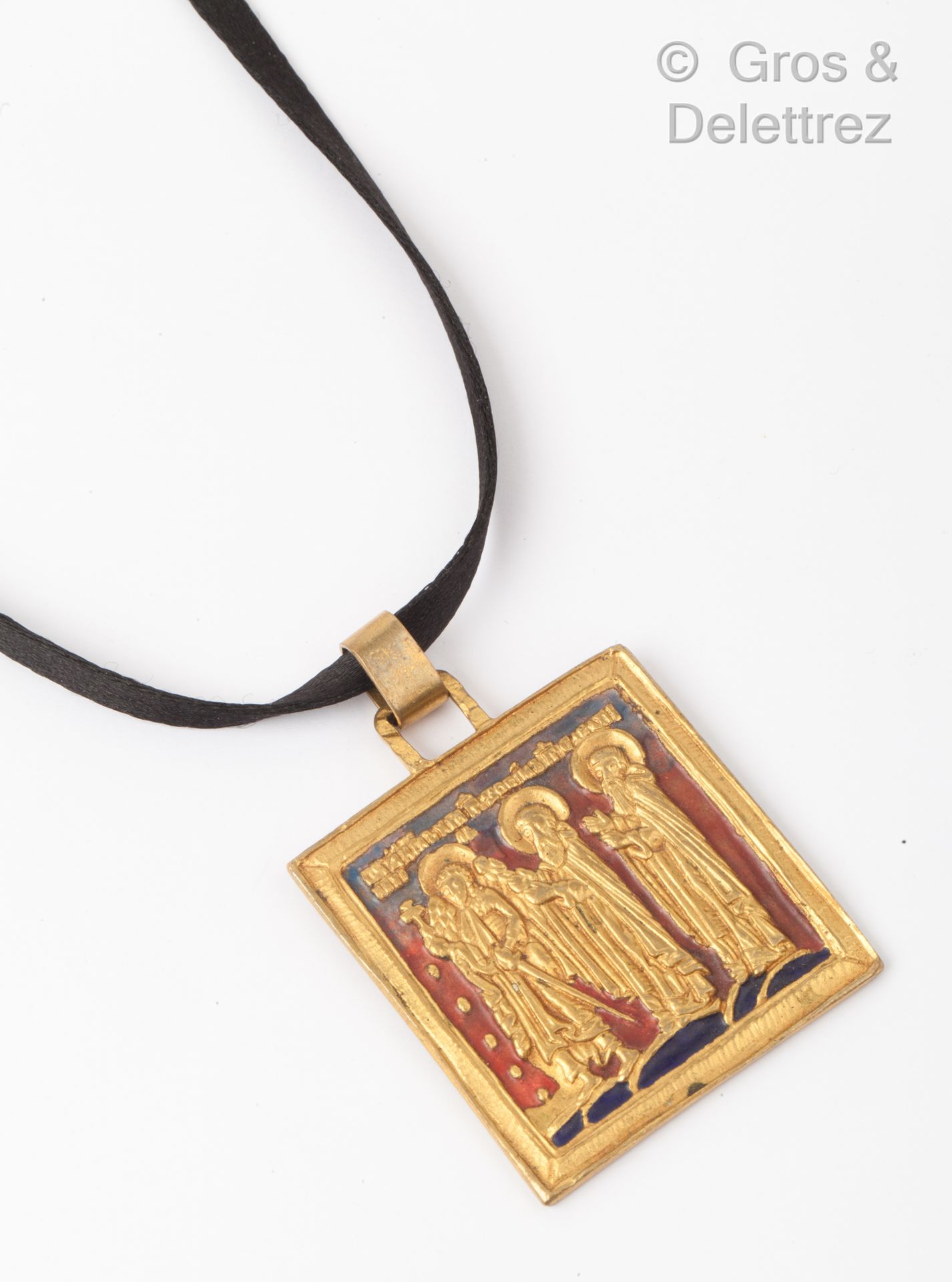 LINE VAUTRIN (1913-1997) 一个方形的、部分上釉的鎏金青铜吊坠，描绘了一个圣徒的队伍，上面有西里尔语的铭文。背面有签名。它附有一条黑色丝带&hellip;