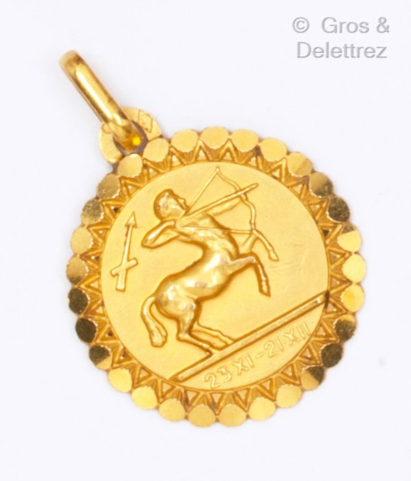 Null Médaille « Zodiacal » en or jaune figurant le signe du Sagittaire. Longueur&hellip;