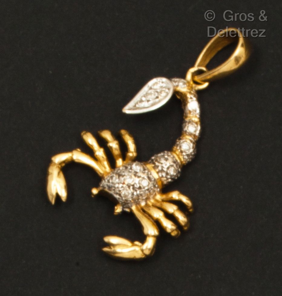 Null 黄白金 "蝎子 "吊坠，主体部分镶嵌了明亮式切割钻石。长度：4厘米。毛重：7.2克。