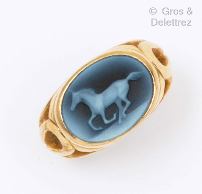 DELON Yellow gold ring, decorated with a cameo on agate representing a galloping&hellip;