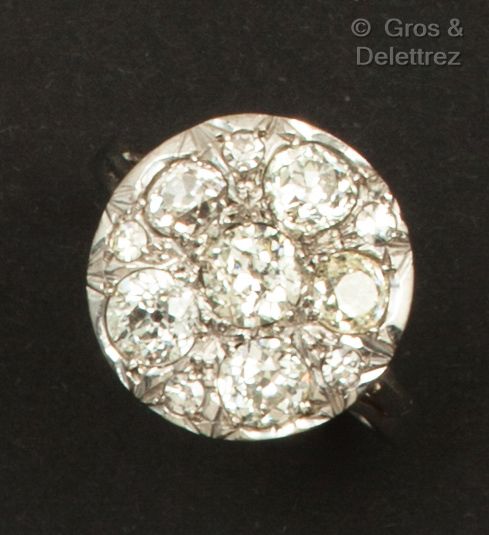 Null 白金戒指，镶嵌着完全由老式切割钻石组成的圆形图案。手指大小：54。毛重：5.1克。