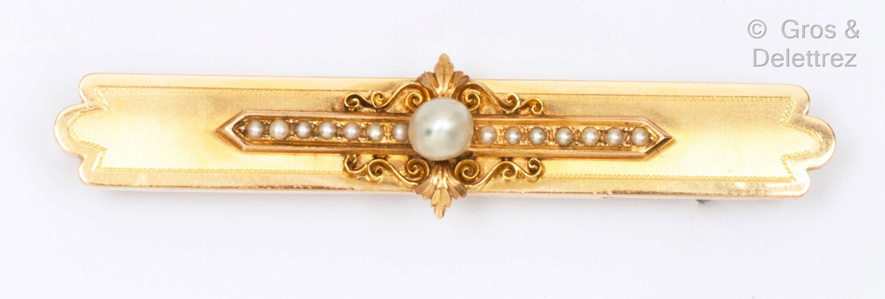 Null 一枚黄金 "Barette "胸针，部分有条纹，在卷轴和百合花中镶嵌了一颗养殖珍珠，并有精美的珍珠。长度：7厘米。毛重：9.7克。