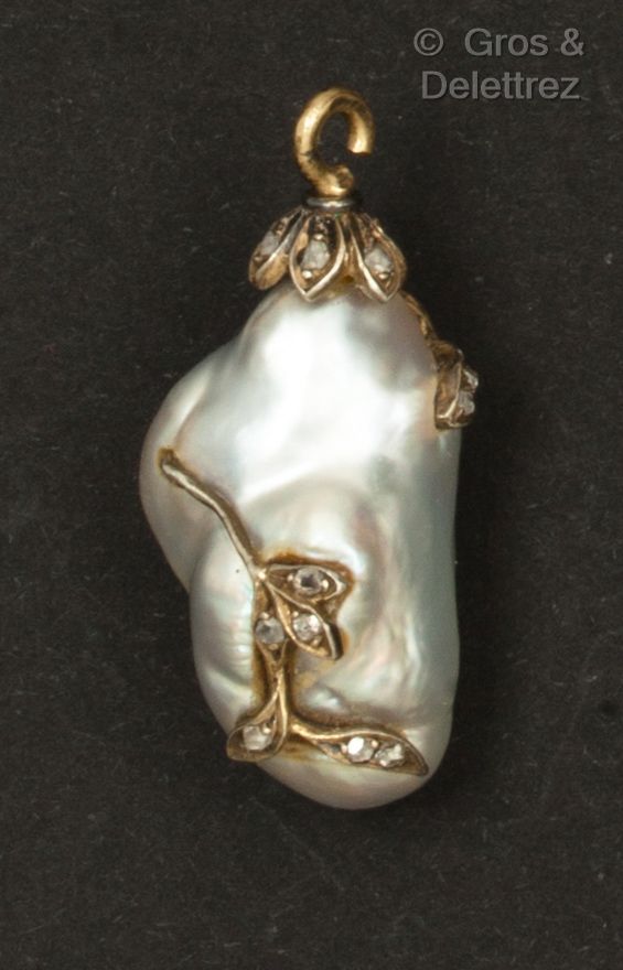 Null 黄金吊坠，巴洛克风格的珍珠上镶嵌着玫瑰式切割钻石。长度：3厘米。毛重：4.8克。