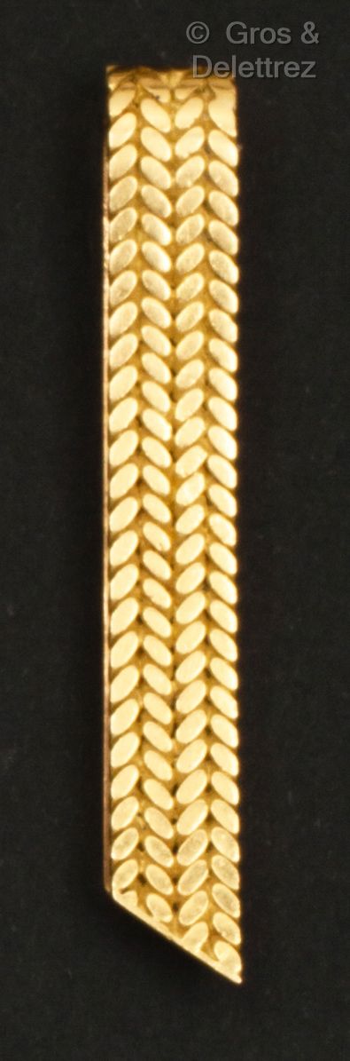 VAN CLEEF and ARPELS Yellow gold tie clip with braided decoration. Length : 5 cm&hellip;