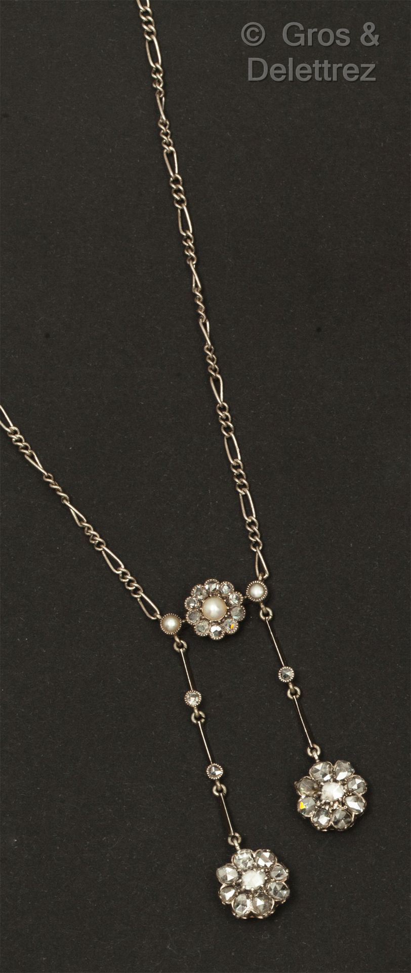 Null 黄金和银 "Négligé "项链，装饰有镶嵌玫瑰式切割钻石的玫瑰花瓣，并以珍珠作为亮点。长度：5厘米。毛重：8.6克。