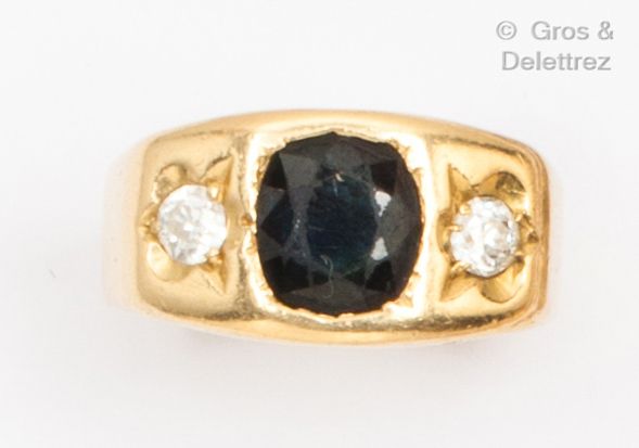 Null 黄金 "Chevalière "戒指，镶有刻面蓝宝石和明亮式切割钻石。手指大小：52。毛重：12.1克。