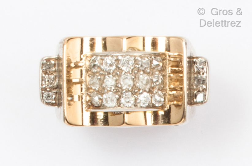 Null Yellow gold and silver bridge ring, set with old cut diamonds. Circa 1940. &hellip;