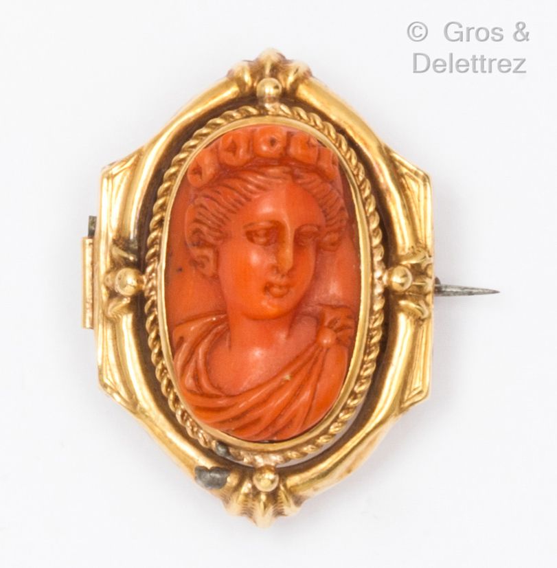 Null 
Hexagonal" brooch in yellow gold (14K), decorated with a cameo on coral re&hellip;