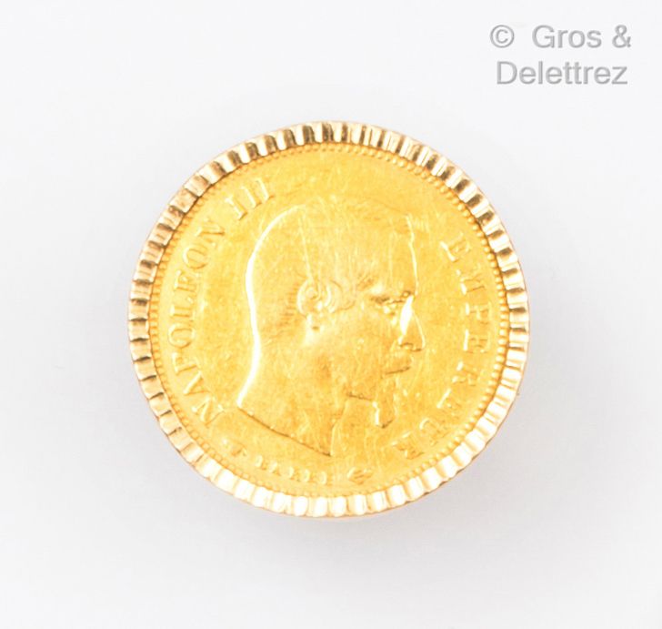 Null 镶嵌有10法郎拿破仑硬币的黄金戒指。手指大小：56。毛重：6.2克。