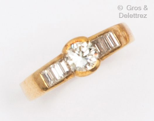 Null 黄金戒指，镶嵌着一颗明亮式切割钻石和长方形钻石。手指大小：52。毛重：4.6克
