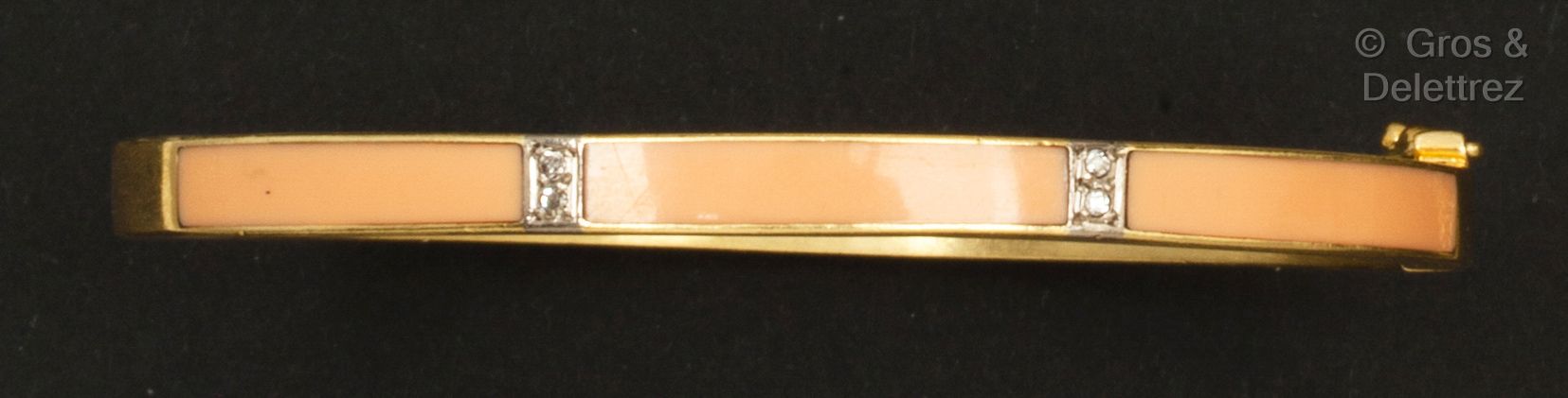 Null 镶嵌在黄金中，由一个镂空手镯和一个镶嵌有珊瑚板和8/8钻石的结婚戒指组成。手腕尺寸：16.5厘米。手指大小：52。毛重：20.8克。